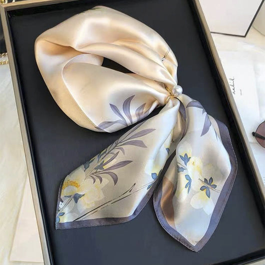 Pañuelo de Seda Beige Cuadrado para Mujer - Versátil y Fácil de Combinar - Image 3