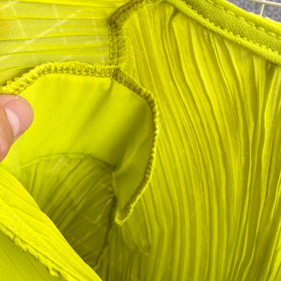 Blusa Suelta de Gasa con Escote en V y Pliegues - Image 12