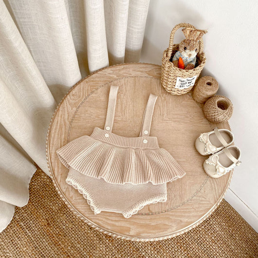 Conjunto de Dos Piezas para Bebé Niña - Cardigan Bicolor con Falda Pantalón Suspensores - Image 19