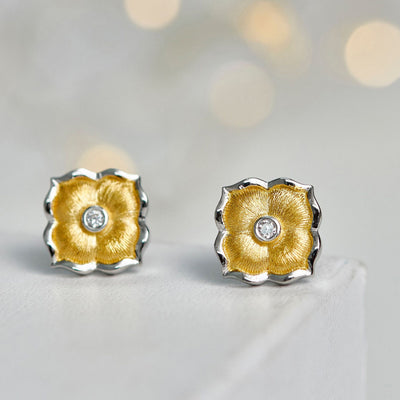 Aretes Floreados Bicolor con Acabado Satinado - Image 4