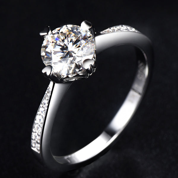 Anillo de Moissanita Clásico de Cuatro Puntas para Mujer