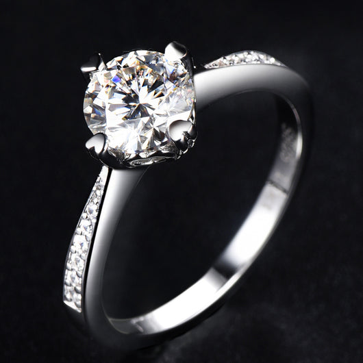 Anillo de Moissanita Clásico de Cuatro Puntas para Mujer