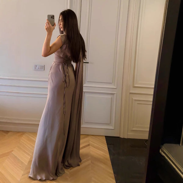Vestido de Noche en Satén con Pliegues Elegantes