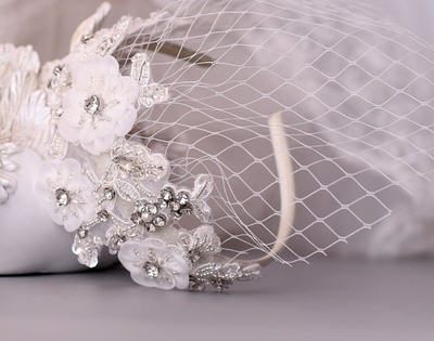 Diadema Nupcial con Flor 3D y Mini Sombrero - Accesorio de Novia Elegante - Image 9