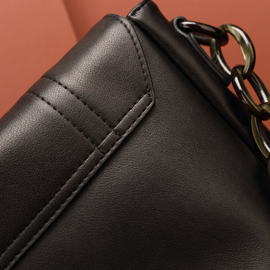 Bolso de Cuero Negro con Correa Ajustable - Image 10