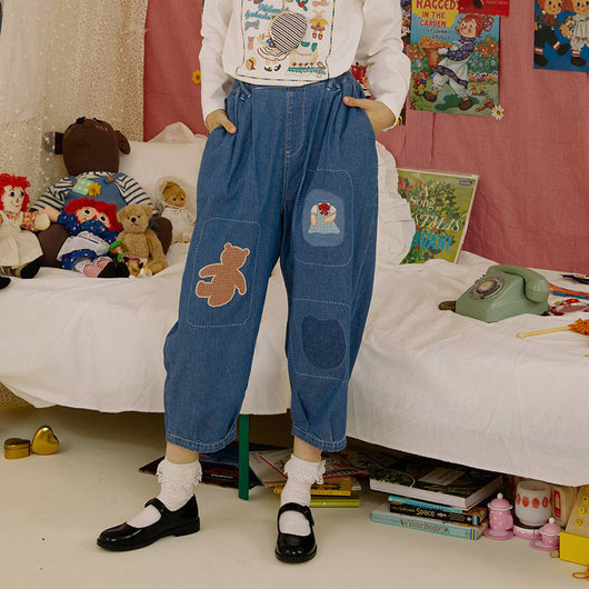 Pantalón Cropped Denim Patchwork Estilo Universitario con Bordado de Oso - Image 9