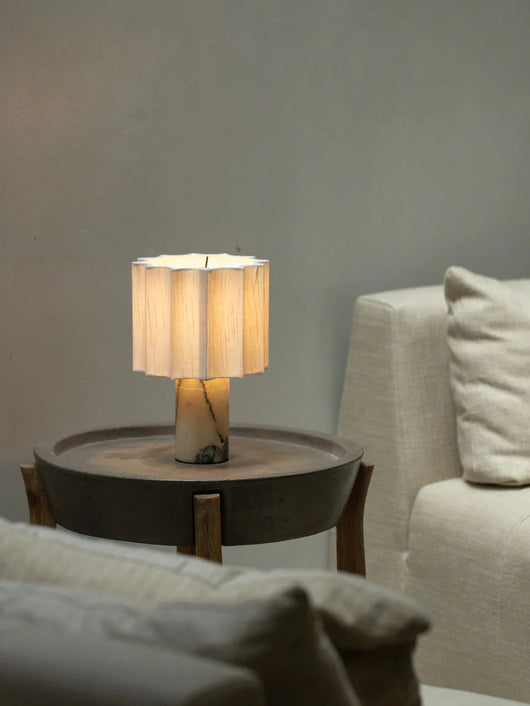 Lámpara de Mesa Minimalista con Pantalla Plisada en Mármol - Image 8