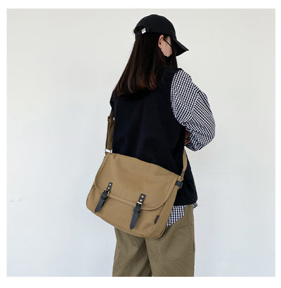 Bolsa de Mensajero Retro de Lona con Cierre Abatible y Detalles de Herrería - Image 15