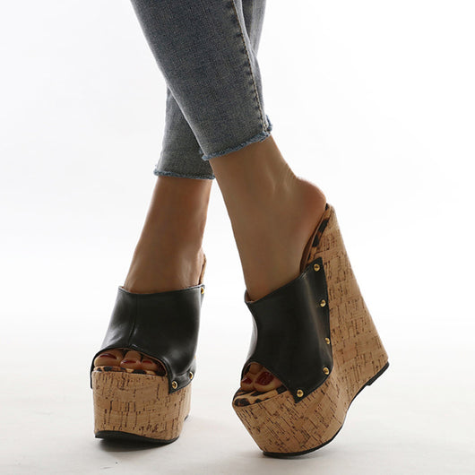 Sandalias de Tacón Alto con Detalles Transparentes y Remaches - Image 4