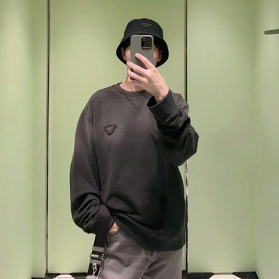 Suéter Cuello Redondo Degradado Gris Desgastado Triángulo Invertido Unisex