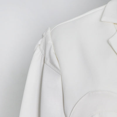 Blazer Entallado con Hombreras y Detalles Calados - Image 17