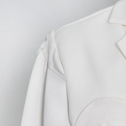 Blazer Entallado con Hombreras y Detalles Calados - Image 17