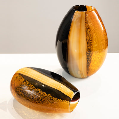Jarrón de Vidrio Suave con Rayas Negras y Naranjas - Image 4