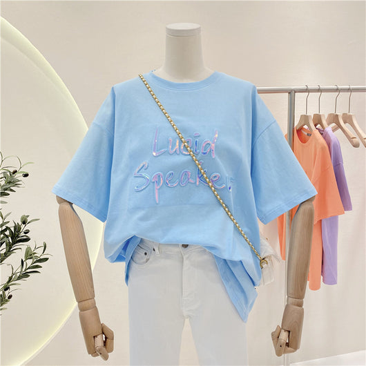 Playera Suelta para Mujer con Diseño de Letras Doradas - Image 2