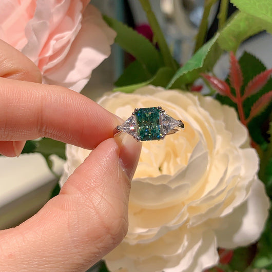 Anillo de Moissanita Triangular Azul Verde con Baño de Oro 18K en Plata - Image 11