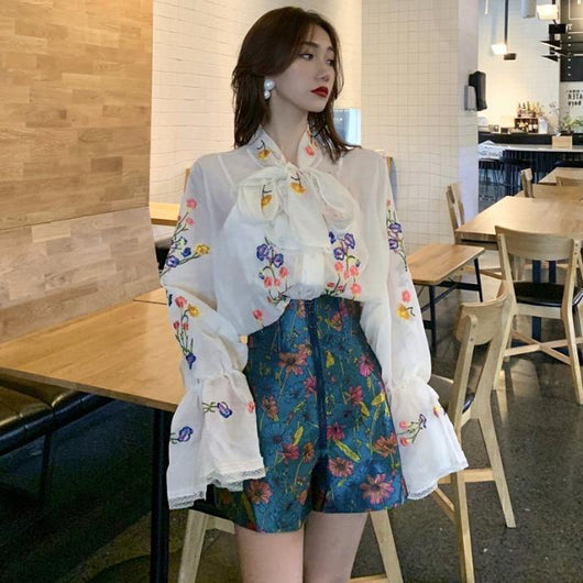 Blusa Elegante con Moño Bordado y Mangas Linterna - Image 9