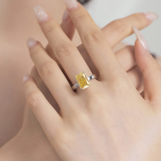 Anillo de Plata 925 con Circonita 8A y Diseño Floral Tallado - Joyería Étnica Premium