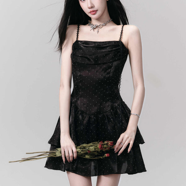 Vestido Fluido con Cuello Streamer y Movimiento Dinámico