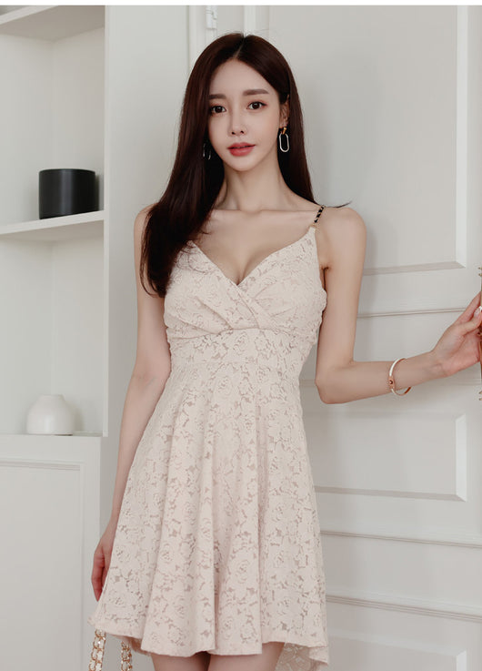 Vestido Elegante Escotado con Tirantes y Cintura Alta - Image 8