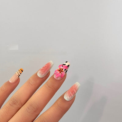 Arte de Uñas Lirio con Patrón Cebra Tallado a Mano