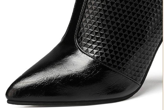 Botas Stiletto Puntiagudas Negras a la Altura del Tobillo - Image 2