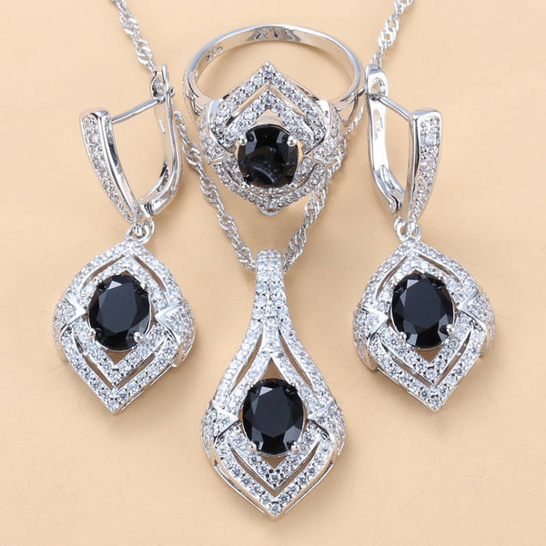 Conjunto de Tres Piezas: Collar, Aretes y Anillo con Incrustaciones de Gemas