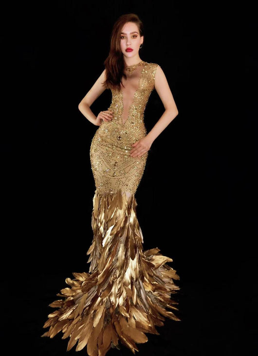 Vestido de Noche Elástico con Plumas Doradas y Cristales Brillantes - Image 5