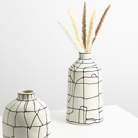 Jarrón de Cerámica Minimalista Italiano con Líneas Pintadas a Mano - Image 3
