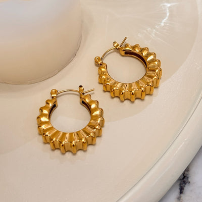 Aretes Vintage de Acero Titanio Chapado en Oro 18K con Diseño de Engranaje - Image 13