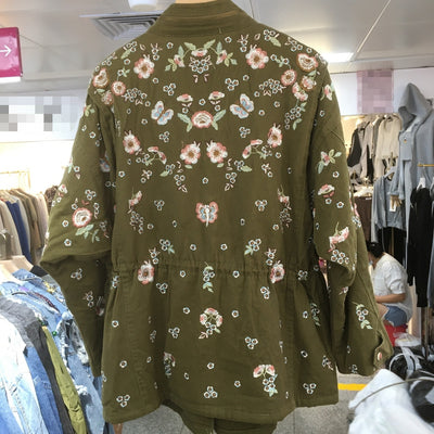 Gabardina de Industria Pesada con Flores Bordadas - Image 3