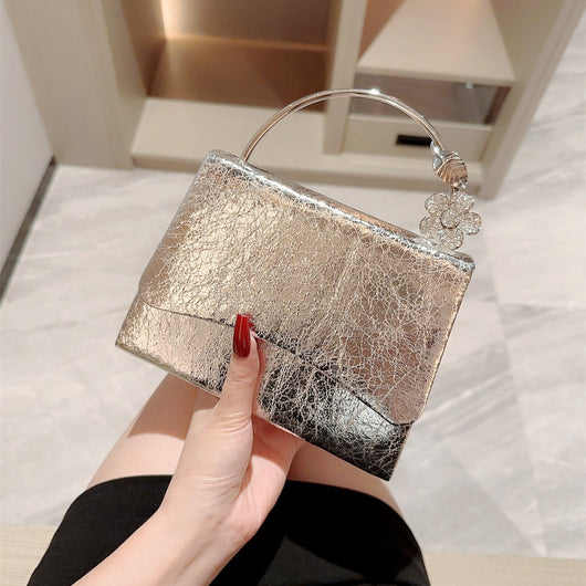 Bolso de Noche Elegante en Cuero Brillante con Solapa - Image 4