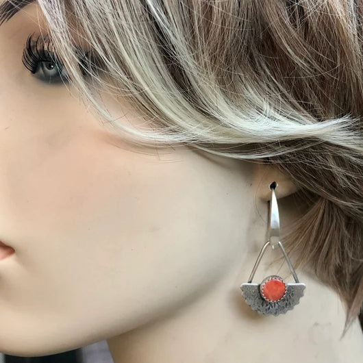 Aretes Geométricos Retro Rojo Intenso con Diseño Ondulado - Image 2