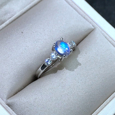 Anillo de Piedra de Luna Azul Plateado con Incrustaciones Naturales