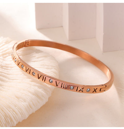 Pulsera de Titanio Chapada en Oro con Diseño Romano Grabado y Diamantes Incrustados - Image 17