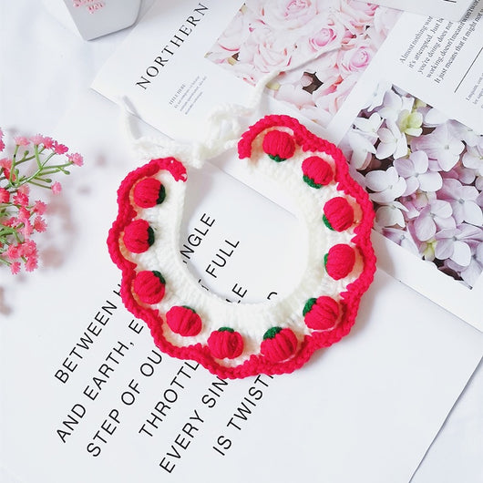 Collar Babero de Lana Tejida con Fresas para Mascota (Perro y Gato) - Image 7