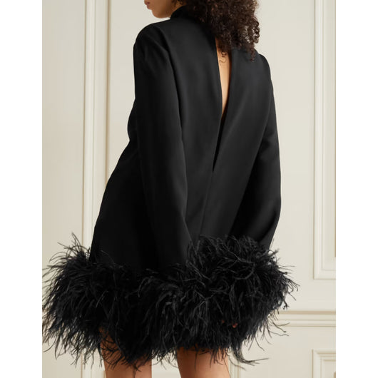 Vestido Corto Cuello Alto Ejecutivo con Plumas de Avestruz Negro - Image 11