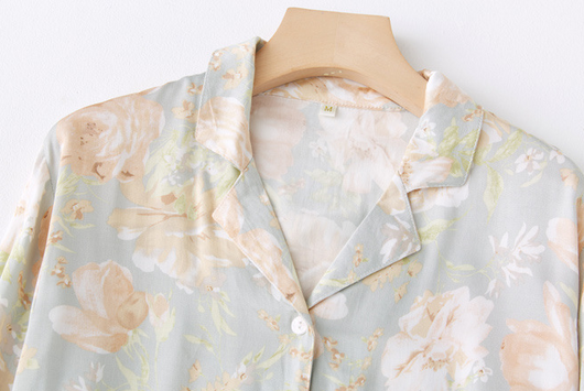 Conjunto de Satén Verde con Flores para Dama - Image 14