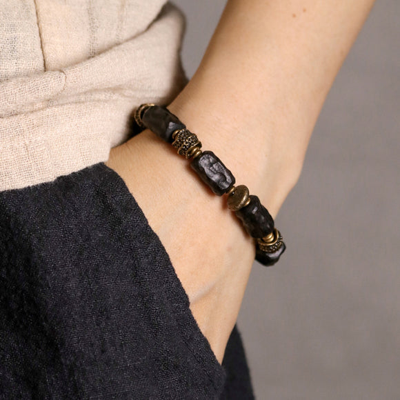 Pulsera Étnica Artesanal Texturizada para Mujer Literaria