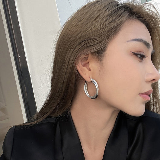 Aretes Redondos Retro Francés con Textura Esmerilada - Diseño Minimalista Versátil - Image 4