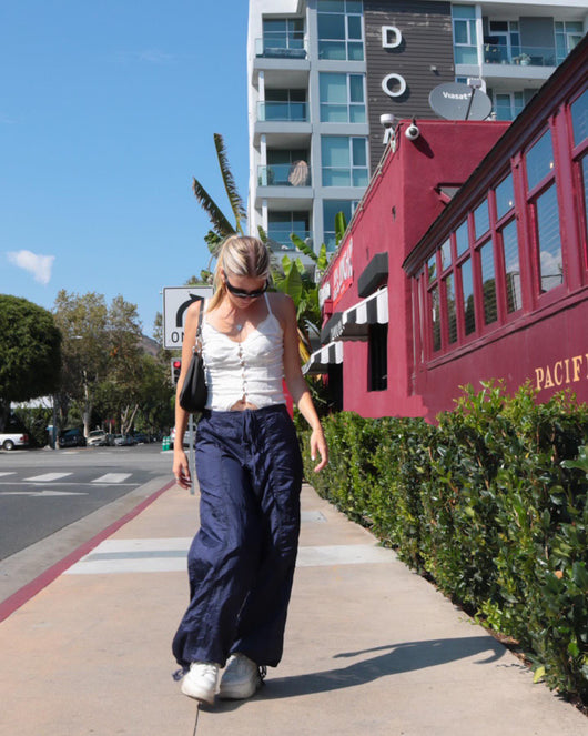Blusa Slip Satinada Ajustada con Encaje Delicado - Image 17