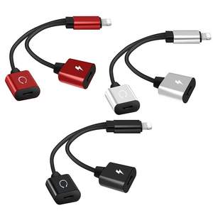 Cable Adaptador 2 en 1 con Control por Cable: Carga y Música Simultánea