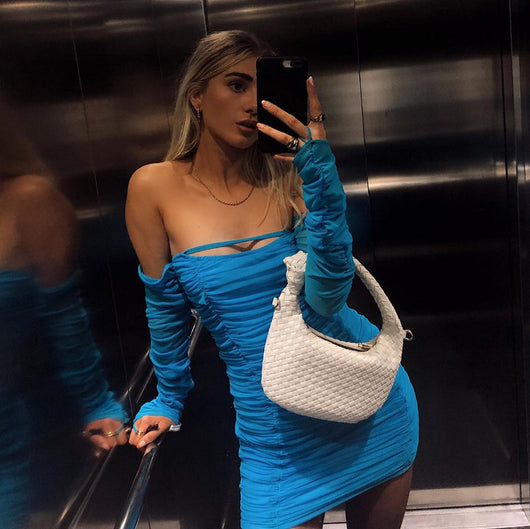 Vestido Corto Elegante con Hombros Descubiertos y Pliegues Traseros - Image 11