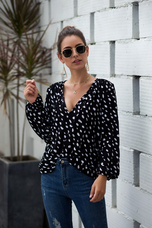 Camiseta con Escote V y Lunares - Image 11