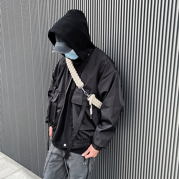 Impermeable de Nylon con Bolsillos Amplios y Detalles Decorativos