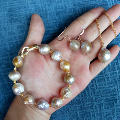 Conjunto de Tres Piezas en Oro de 14K: Aretes, Collar y Pulsera