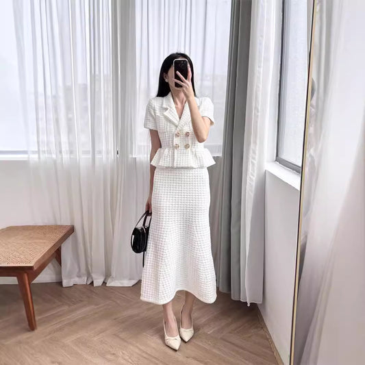 Vestido Tejido Blanco Puro Cuello V con Detalle Hueco - Elegancia Dignificada