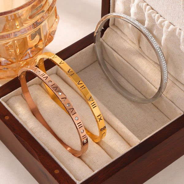 Pulsera de Titanio Chapada en Oro con Diseño Romano Grabado y Diamantes Incrustados