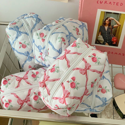 Bolsa de Cosméticos Viajera con Diseño de Corazón y Moño - Image 4