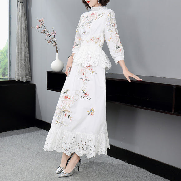 Vestido Largo con Cuello Mao y Bordados Florales en Patchwork