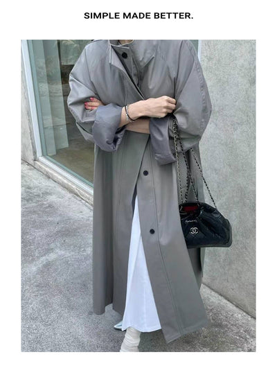 Gabardina Larga de Cuello Alto con Diseño Versátil y Elegancia Contemporánea - Image 20